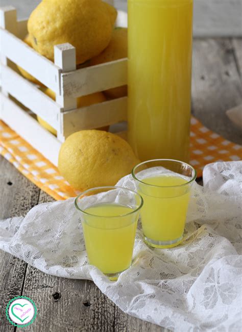 Limoncello Fatto In Casa Liquore Con Limoni Di Sicilia Cucina Prediletta