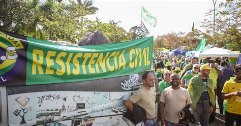 Manifestantes bolsonaristas permanecem em frente a quartéis e trocam