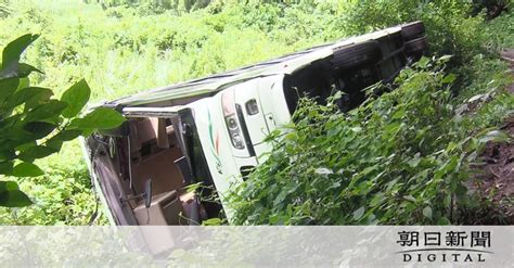 大型バス横転、サッカー部の高校生10人けが 運転手「道間違えた」 鹿児島県 ：朝日新聞デジタル