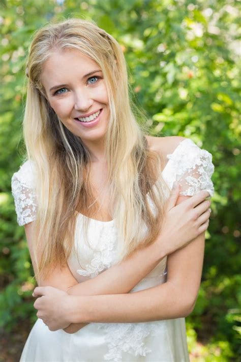 Jolie Jeune Mari E Blonde Souriant L Appareil Photo Image Stock Image Du Adulte Mari E