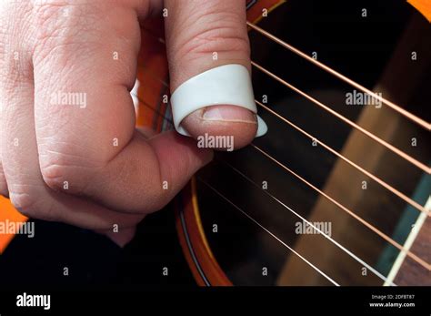 Detalle De Una Mano De Un Guitarrista Usando Un Pulgar Para Toque La