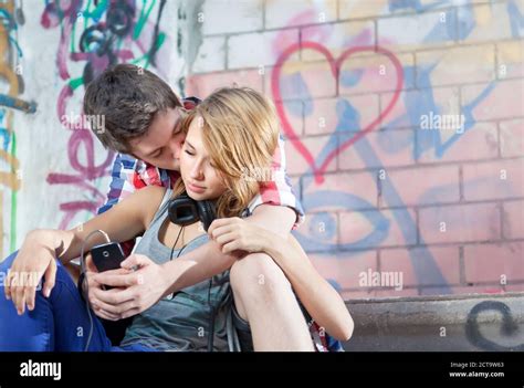 Pareja de adolescentes se besan fotografías e imágenes de alta