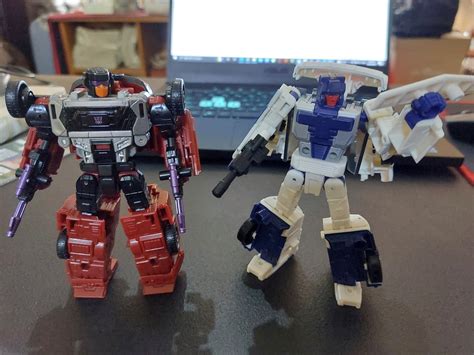 Transformers Legacy Deluxe Breakdown In-Hand Images - Transformers News