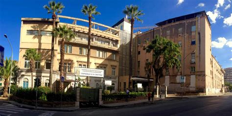 Palermo Bimba Cade Dal Balcone Le Condizioni Restano Gravi