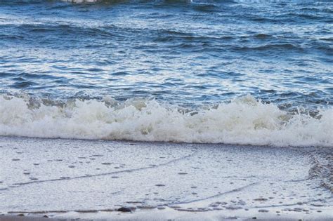 Olas Blancas Espumosas En La Playa De Arena Del Mar Báltico Mar Azul Y