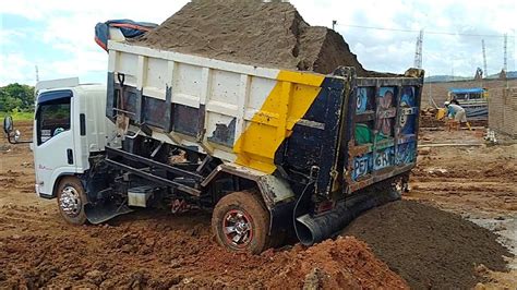 Dump Truk Mobil Truk Pasir Muatan Kubik Jomplang Di Medan Lumpur