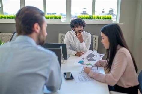 Equipo De Negocios Dos Hombres Y Una Mujer Que Trabajan En La Oficina Y