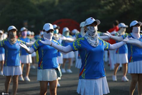 1000余名大妈、大爷公园集体广场舞 场面壮观