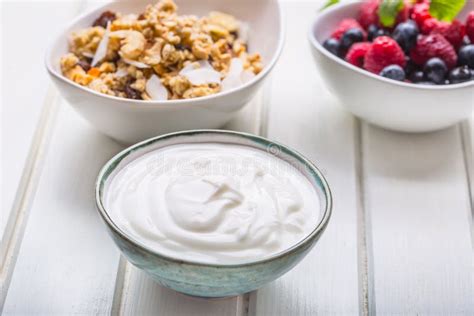 Gezond Ontbijt Yoghurt Met Muesli En Vers Fruit Stock Foto