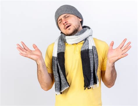 Insatisfait Jeune Homme Slave Malade Blonde Portant Un Chapeau D hiver Et Une écharpe Tient Les