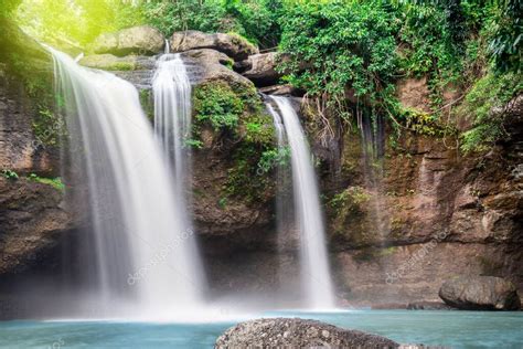 Viaje A La Hermosa Cascada En El Bosque Profundo Agua Suave Del Arroyo