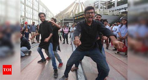 Nukkad Natak At Cyber Hub Gives Road Safety Gyan Events Movie News