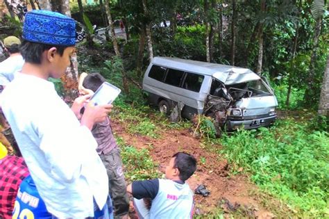 Minibus Angkut Siswa MIN Neglasari Terjun Ke Jurang