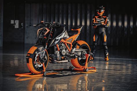 KTM 1290 Super Duke RR 2023 MOTOMAG