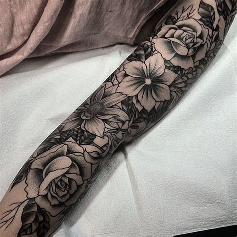 tattoos für frauen tätowierung in schwarz und grau arm tattoo blumen