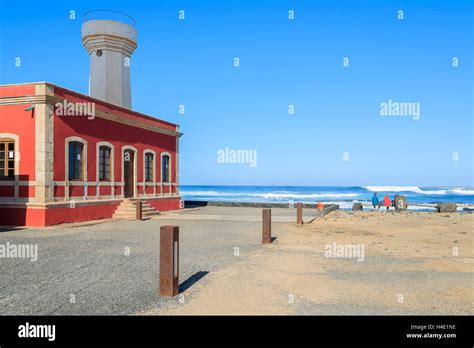 Red Canary Hi Res Stock Photography And Images Alamy