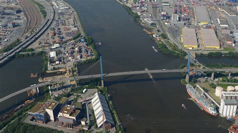 Hamburg Klimaaktivisten kippen kurz vor Charles Besuch Öl auf Brücke