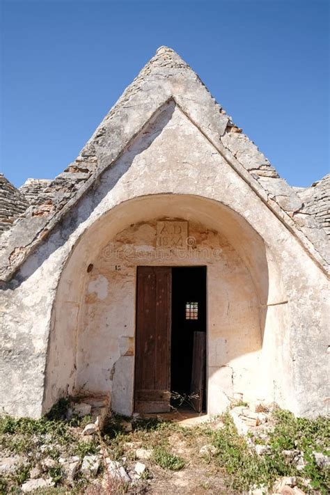 Casa Abandonada De Trulli Con Los Tejados C Nicos M Ltiples Situados En