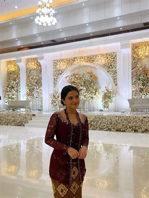 inspirasi model kebaya maroon  cocok  berbagai acara