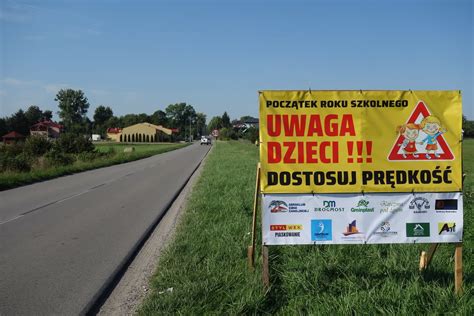 Billboardy ostrzegające przed dziećmi stanęły w Mokrem