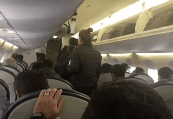 Hombre que se bajó de avión en el que viajaba AMLO responde a críticas