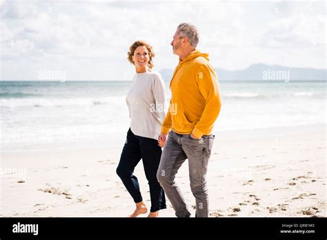 Femme Mature Qui Marche Sur La Plage Banque De Photographies Et Dimages Haute R Solution Alamy