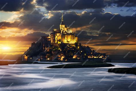 Premium Photo | Mont saint michel at sunset, france