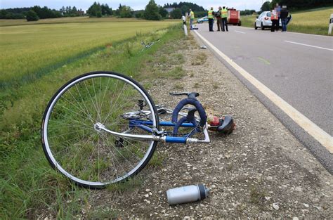 Kreis Forchheim Auto Kracht In Zwei Radfahrer Mann In Lebensgefahr