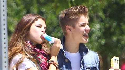 Noticias De Famosos Justin Bieber Selena Gomez Y El Furtivo Beso Que