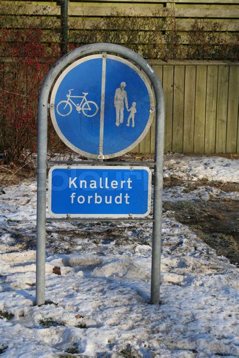 Skilt med cykling fodgænger og knallert forbudt Stock foto Colourbox