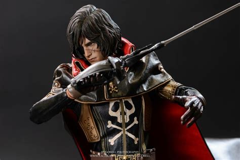 Hot Toys Space Pirate Captain Harlock Captain Harlock 16th Scale