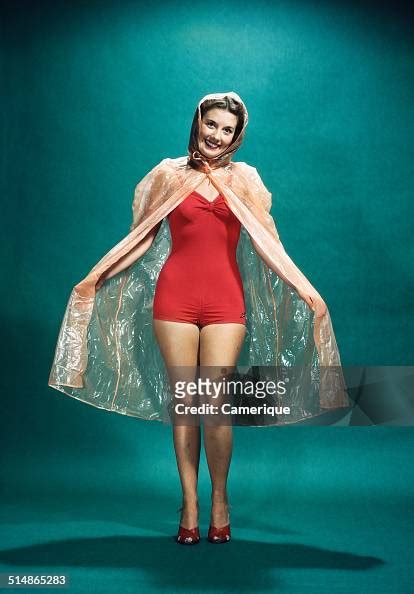 Smiling Woman Pinup Wearing Red One Piece Bathing Suit Rain Cape Los Photo Dactualité