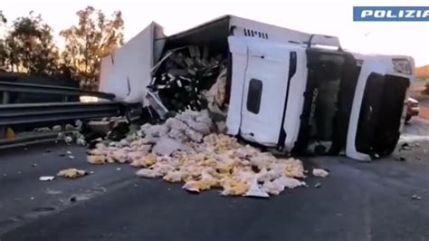 Video Tir Carico Di Patate Si Ribalta Sulla Palermo Catania