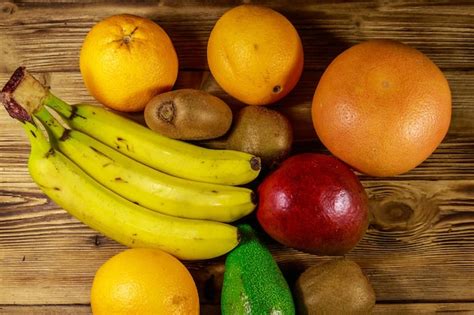 Surtido de frutas tropicales en mesa de madera bodegón con plátanos