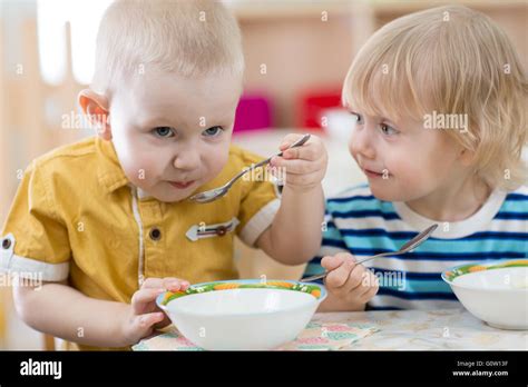 Niños Comiendo Kindergarten Gracioso Fotografías E Imágenes De Alta