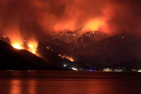 Los Incendios Forestales Siguen Ardiendo En Una Turquía Azotada Por La