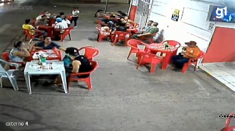 Carro invade calçada e atropela pessoas em lanchonete de MS veja vídeo