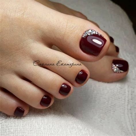 5 diseños de uñas color vino para pedicure que debes usar en otoño