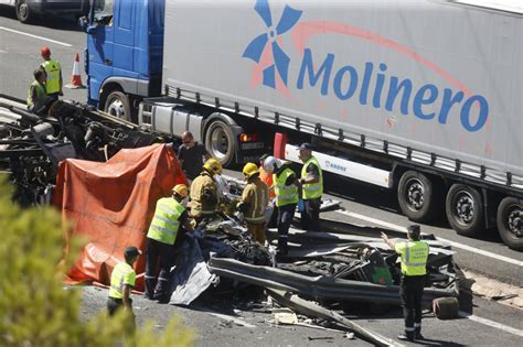 Las Im Genes Del Brutal Accidente Entre Un Cami N Y Dos Coches En Elche