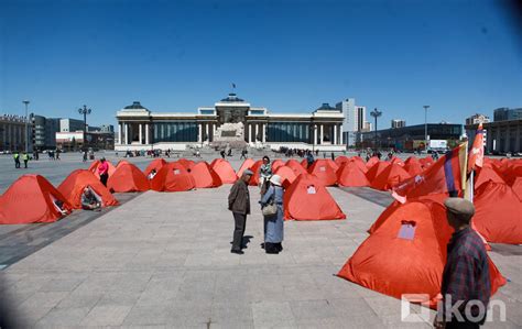 ФОТО: Төв талбай дээрх улаан майхантнуудын учир