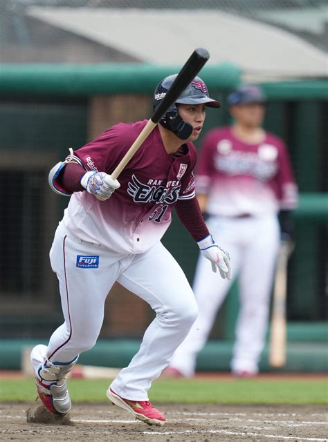 【楽天】今季初の5連勝、同一カード3連勝で4位浮上「助け合って打線が機能している」石井監督 プロ野球写真ニュース 日刊スポーツ