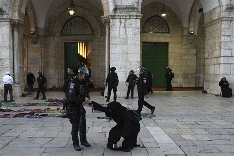 Isra L Violente Intervention De La Police Dans La Mosqu E Al Aqsa De