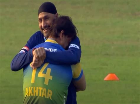 Such Pictures Of Harbhajan Singh With Shoaib Akhtar Which Will Win