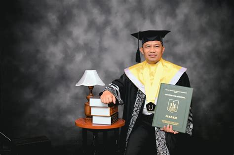 Wakil Bupati Bagus Santoso Wisuda Raih Gelar Doktor Ilmu Politik