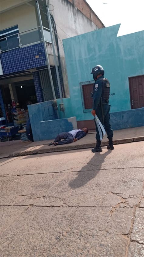 Durante Surto Homem Armado Fac Es Alvejado Pela Pm E Morre Em