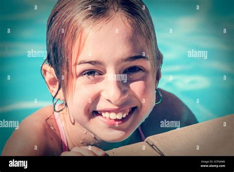 Preteen bikini girl Fotos und Bildmaterial in hoher Auflösung Alamy