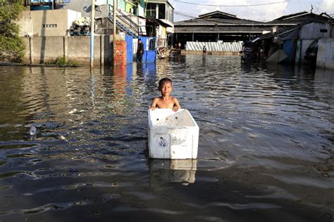 Pasca Gerhana Bulan Kawasan Muara Baru Terendam Banjir Rob