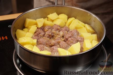 Рецепт: Тушёная картошка с фрикадельками на RussianFood.com