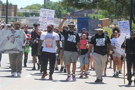 En Ohio Des Manifestations Après La Vidéo Dun Homme Noir Criblé De Balles Par La Police