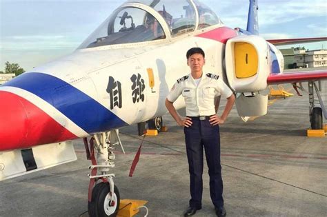 【f 16v墜機】失聯逾20小時尋獲8塊戰機殘骸 陳奕父母淚喚：很冷快回來，大家在等你！ 上報 焦點